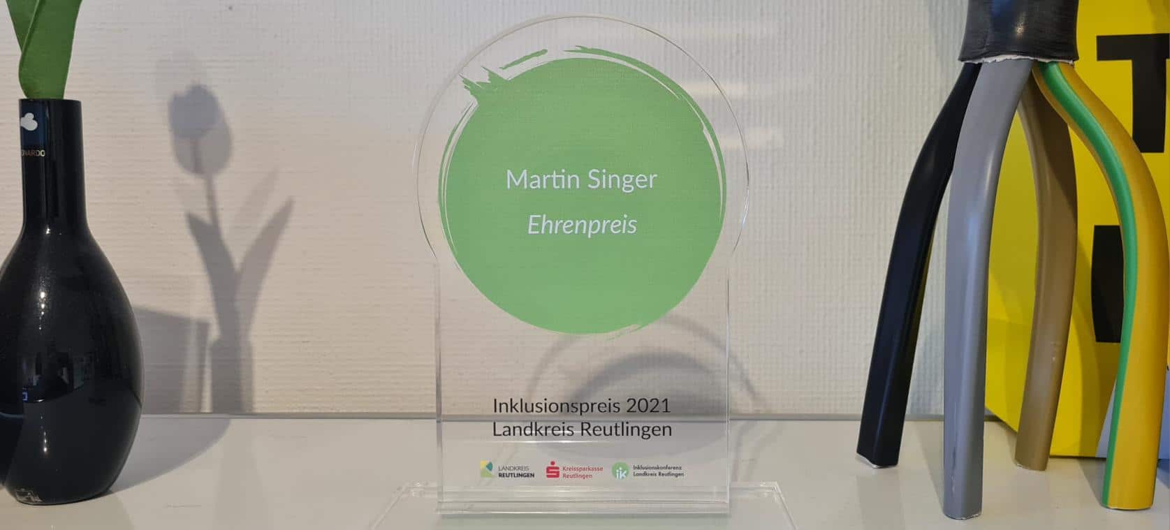 Transparente Auszeichnung mit dem Namen Martin Singer und dem Titel Ehrenpreis 2021.